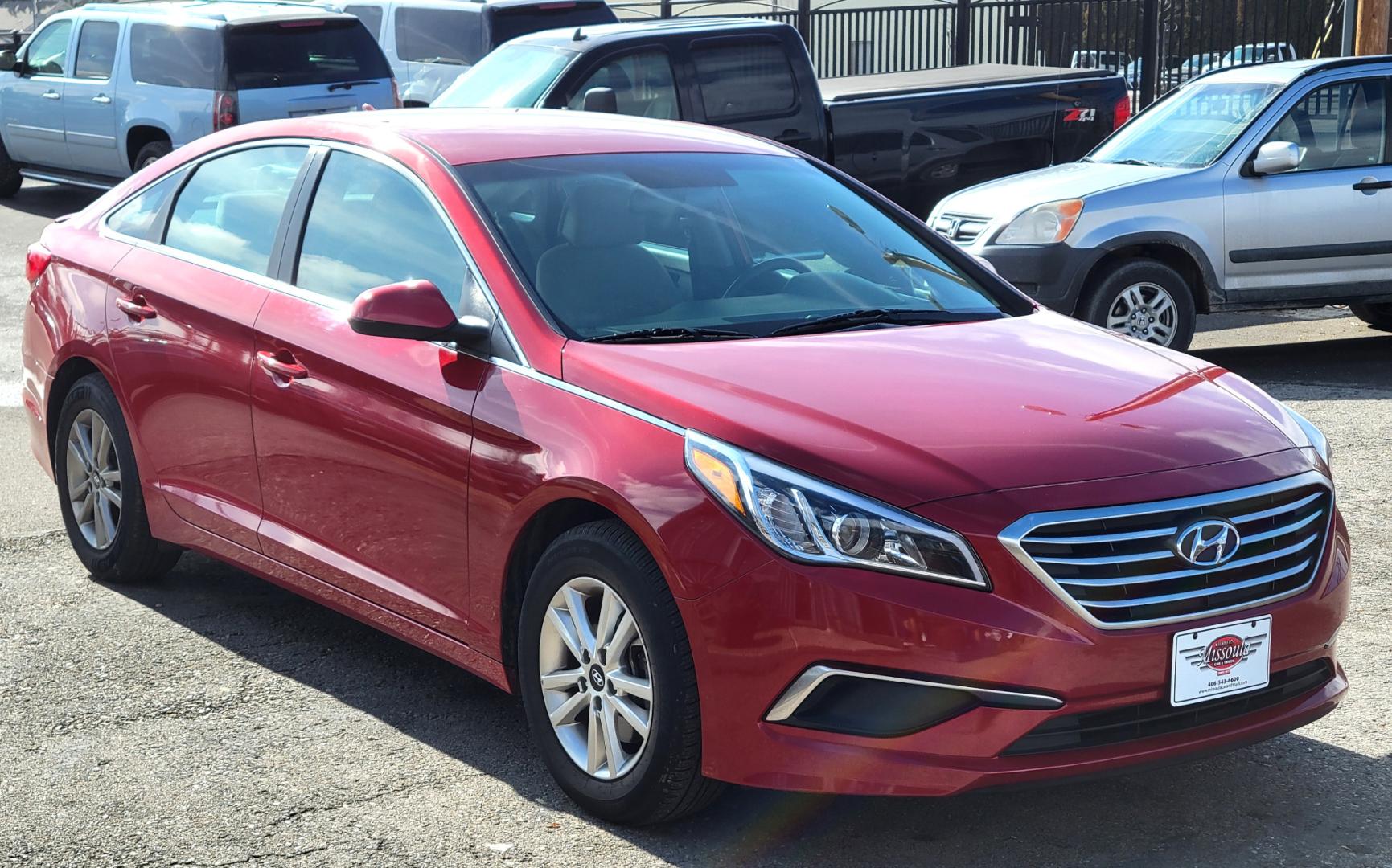 2017 Red /Gray Hyundai Sonata SE (5NPE24AF5HH) with an 2.4L I4 engine, 6 Speed Automatic transmission, located at 450 N Russell, Missoula, MT, 59801, (406) 543-6600, 46.874496, -114.017433 - Really Nice 1 Owner Sedan. Scarlett Red. 6 Speed Automatic. 2.4L I4. Air. Cruise. Tilt. Bluetooth. backup Camera. AM FM Satellite CD Player. Power Windows and Locks. - Photo#2